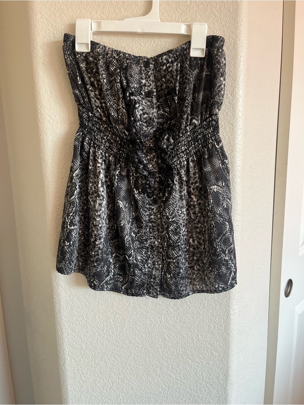 Charlotte Russe Black and Gray Snake-Print Strapless Crop Top